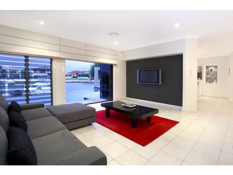 8 Kensington Mews, Sovereign Islands QLD 4216