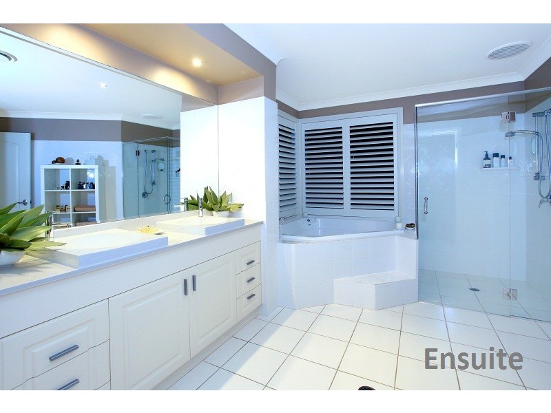 8 Kensington Mews, Sovereign Islands QLD 4216