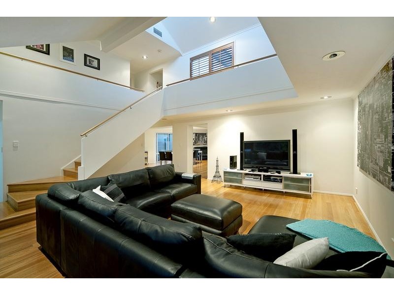 135 Pebble Beach Drive, Runaway Bay QLD 4216