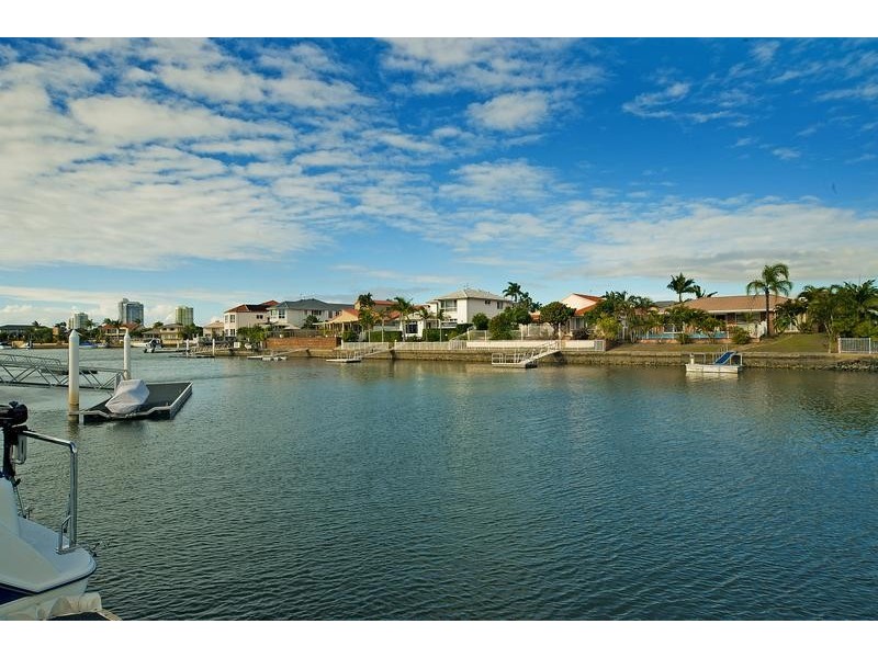 135 Pebble Beach Drive, Runaway Bay QLD 4216