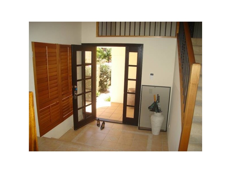 2/6 Runaway Bay Avenue, Runaway Bay QLD 4216