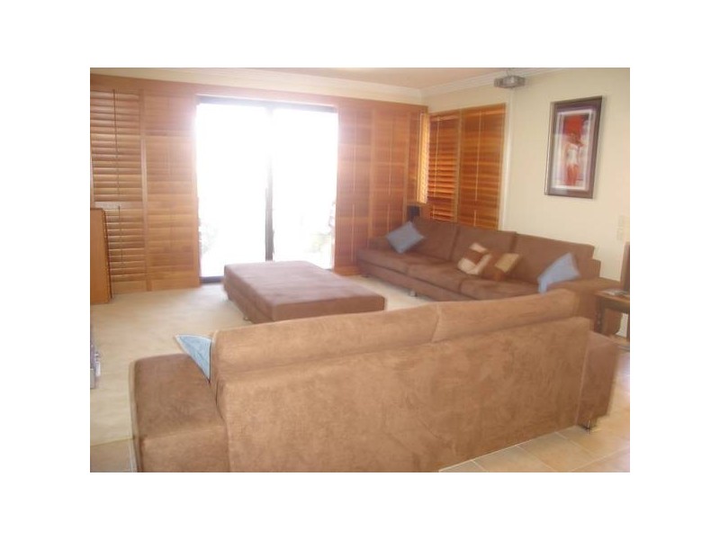 2/6 Runaway Bay Avenue, Runaway Bay QLD 4216