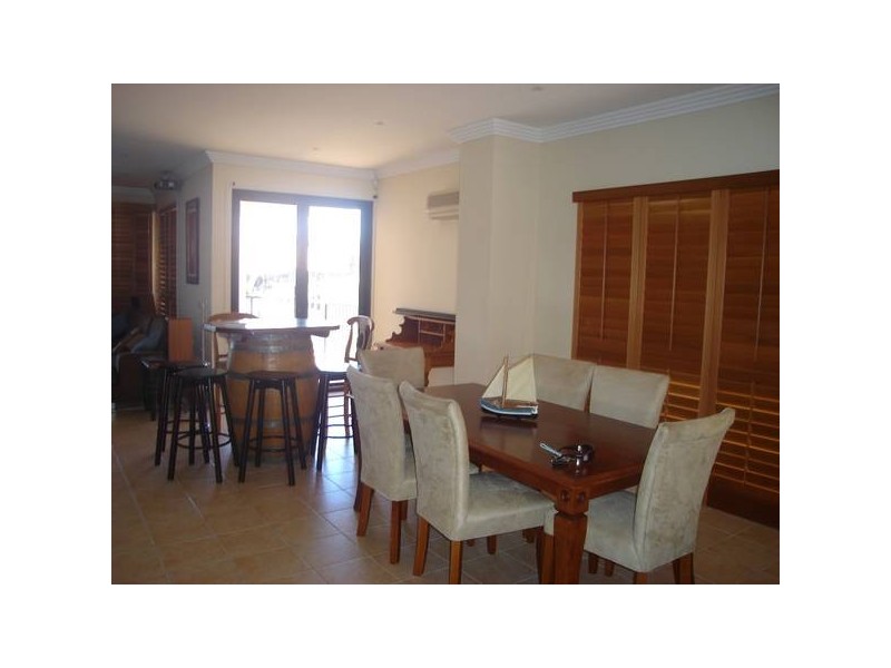 2/6 Runaway Bay Avenue, Runaway Bay QLD 4216