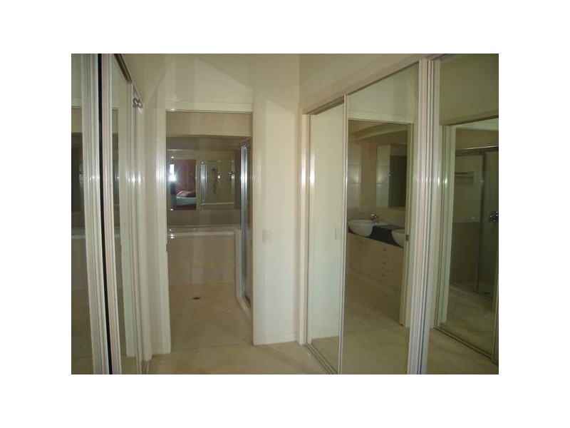 2/6 Runaway Bay Avenue, Runaway Bay QLD 4216