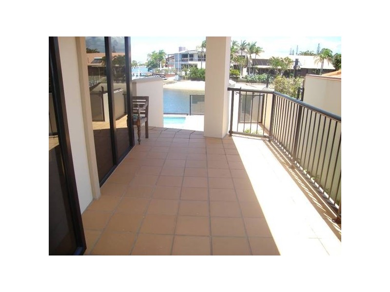 2/6 Runaway Bay Avenue, Runaway Bay QLD 4216