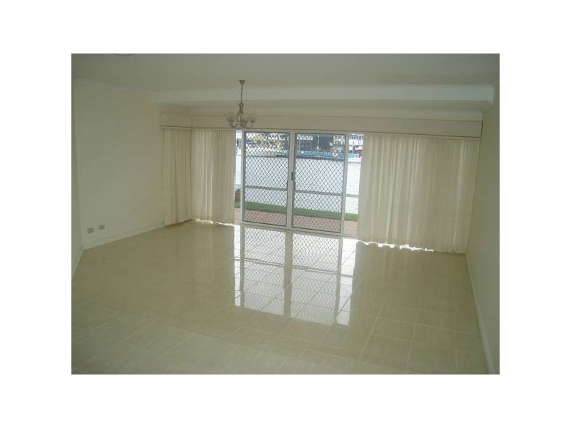 11/3 Marina Crescent, Runaway Bay QLD 4216