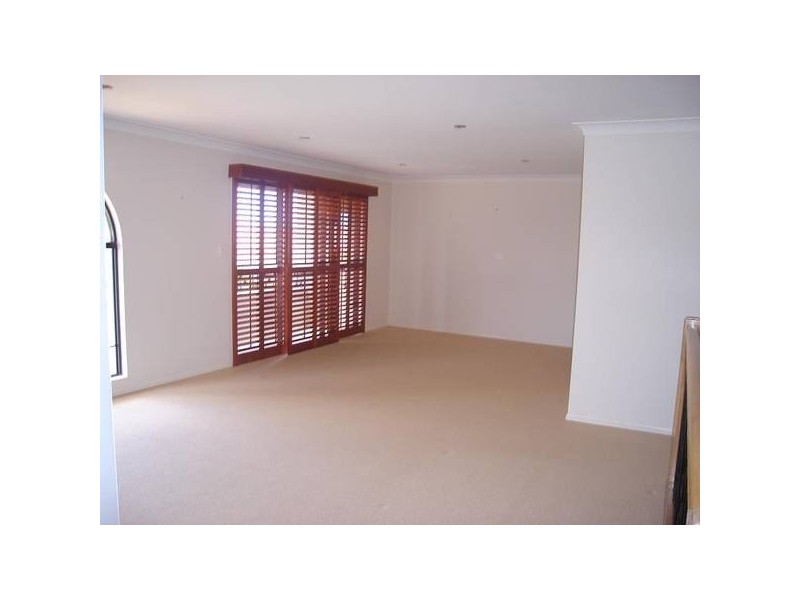 18 Winchimes Way, Hope Island QLD 4212