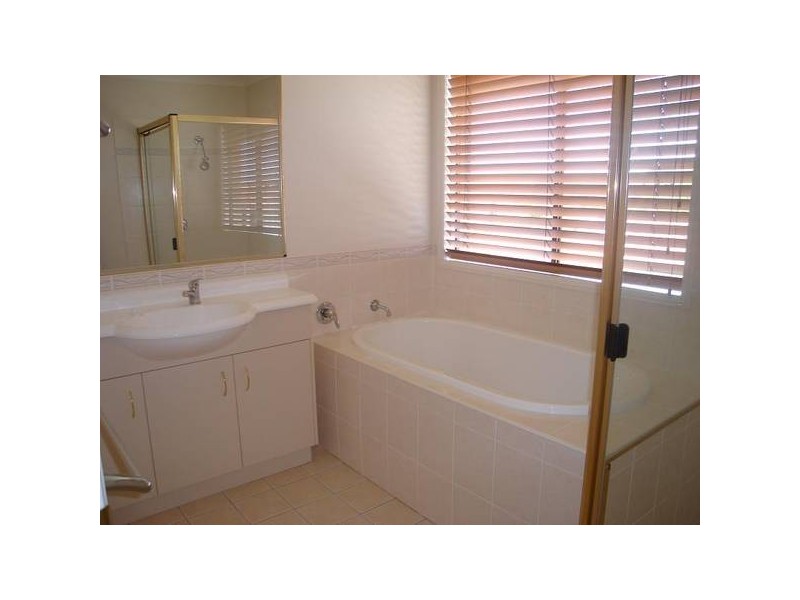 18 Winchimes Way, Hope Island QLD 4212