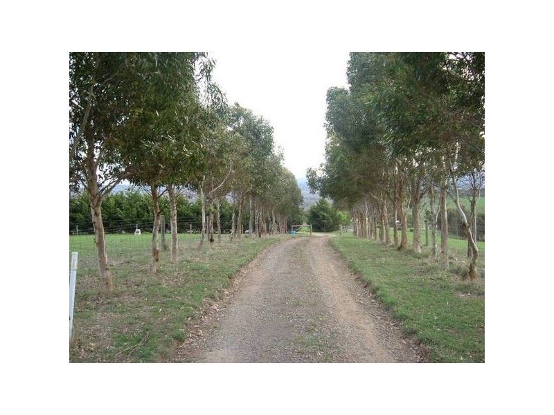 8 Taylors Hill Road, Willunga SA 5172