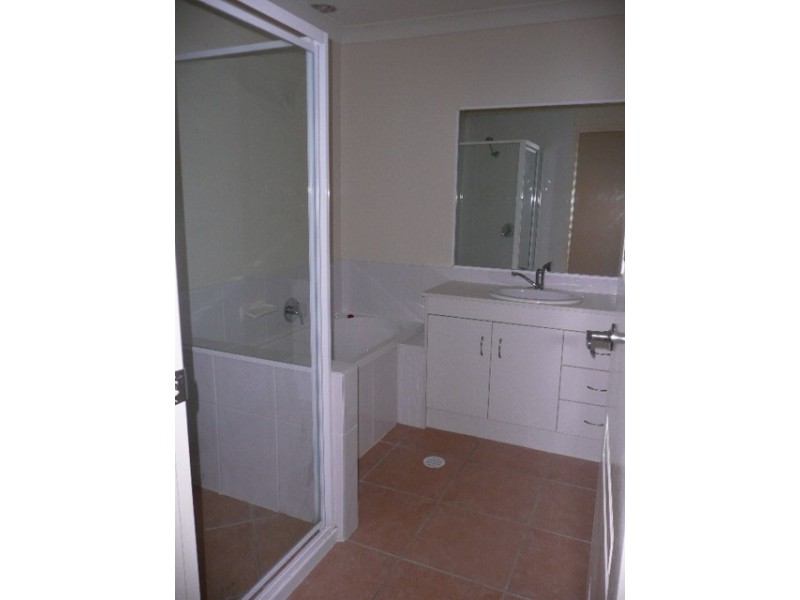 2/2 Valda Avenue, Coomera QLD 4209