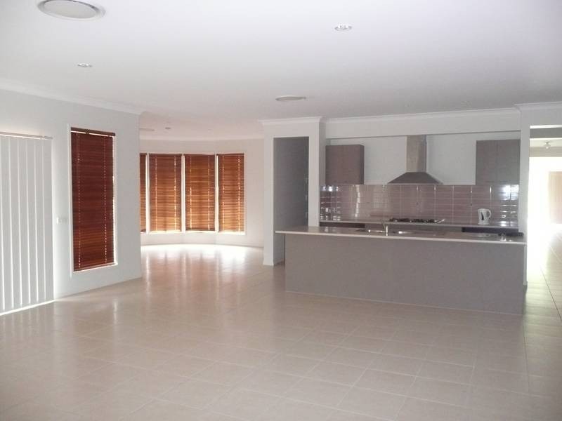 8 ICEBERG LANE, Coomera QLD 4209