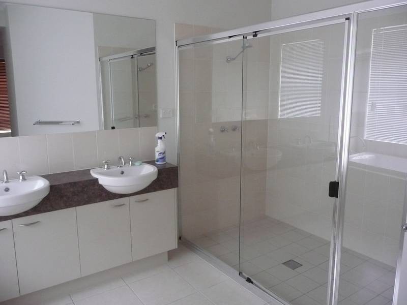 8 ICEBERG LANE, Coomera QLD 4209