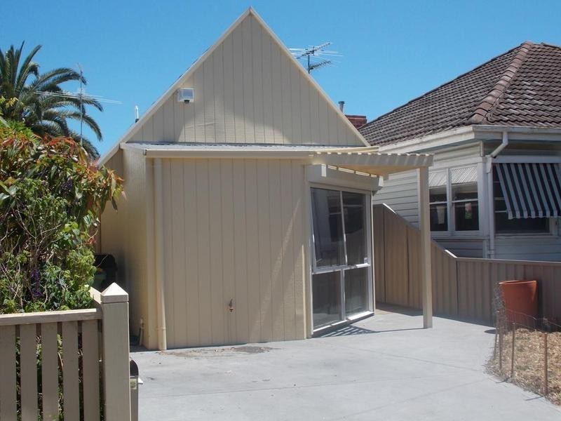 1/4 Chapman Street, Seddon VIC 3011