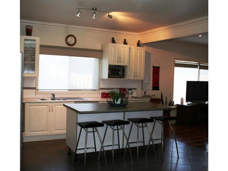 10 Helwig Ave, Montmorency VIC 3094