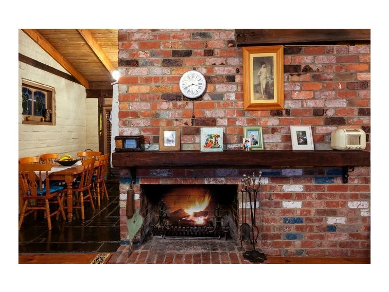 18 Upper Road, Wattle Glen VIC 3096