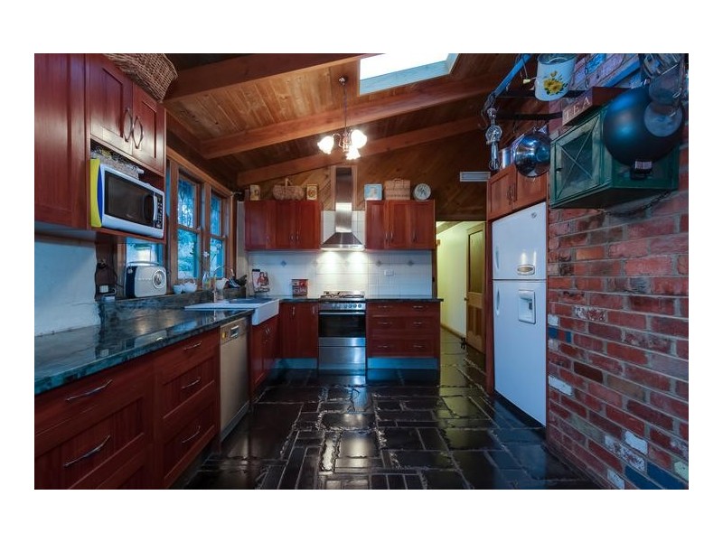 18 Upper Road, Wattle Glen VIC 3096