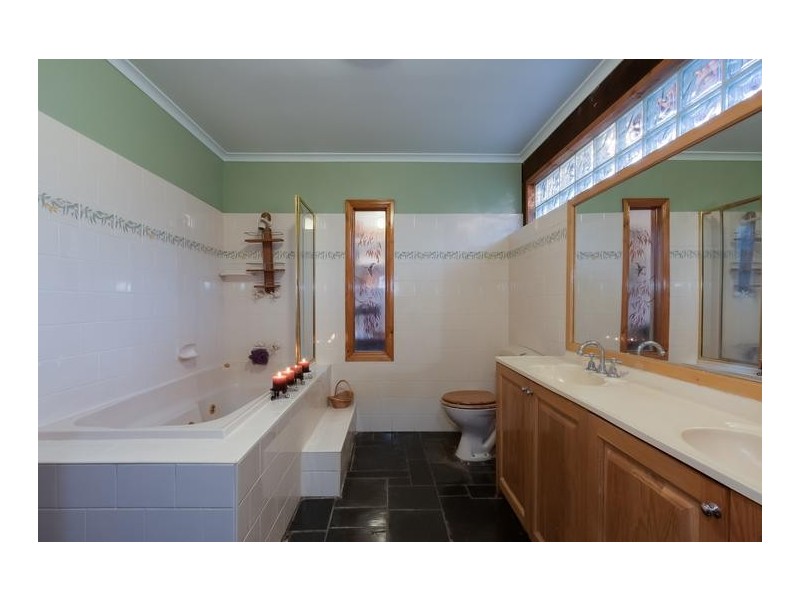 18 Upper Road, Wattle Glen VIC 3096