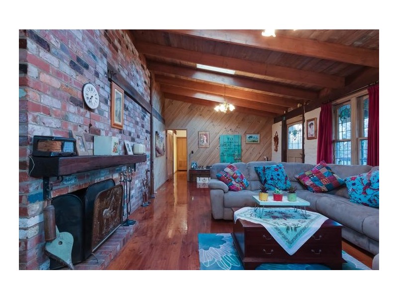 18 Upper Road, Wattle Glen VIC 3096