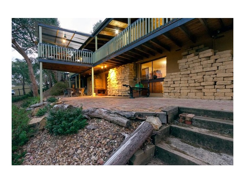 18 Upper Road, Wattle Glen VIC 3096