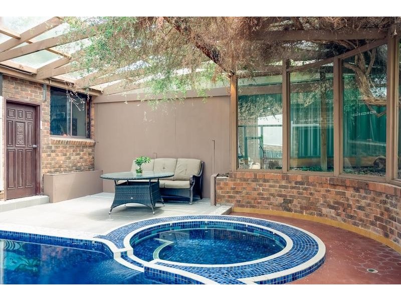 6 Friend Court, Mill Park VIC 3082