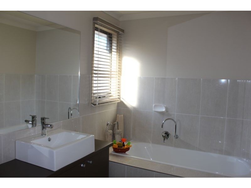 14 Cobb Street, South Morang VIC 3752