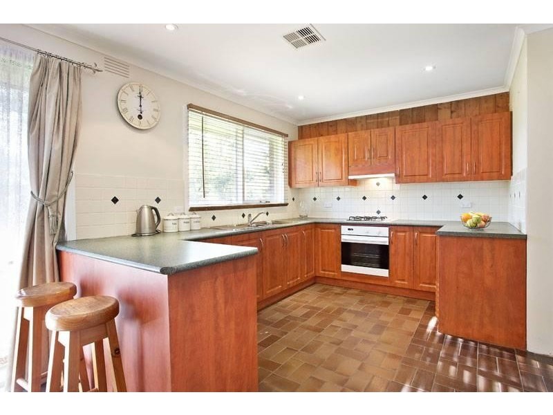 16 Warrington Crescent, Wattle Glen VIC 3096