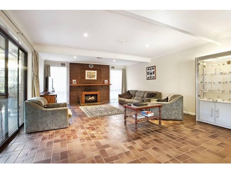 16 Warrington Crescent, Wattle Glen VIC 3096