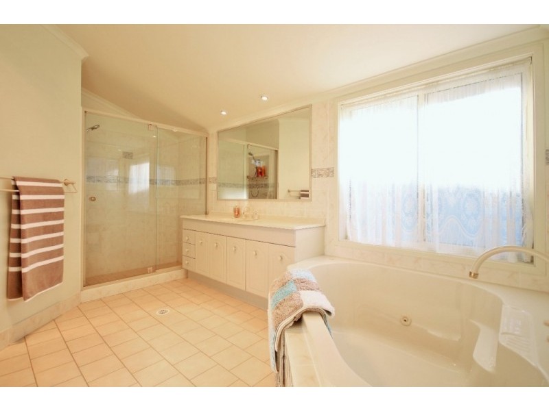 9 Kevin Crescent, St Georges Basin NSW 2540