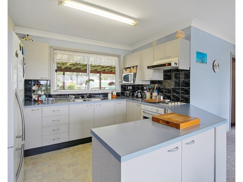 8 St Georges Road, St Georges Basin NSW 2540