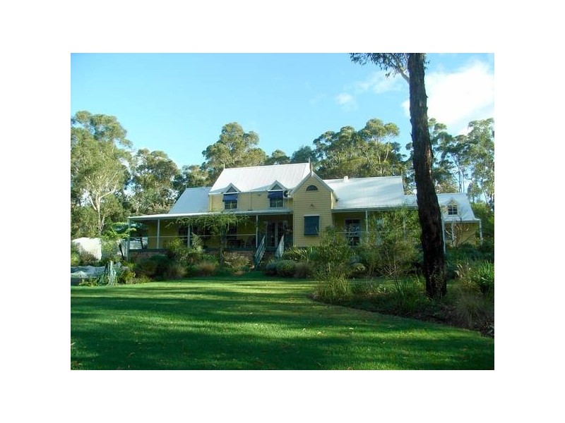 14 McArthur Drive, Falls Creek NSW 2540