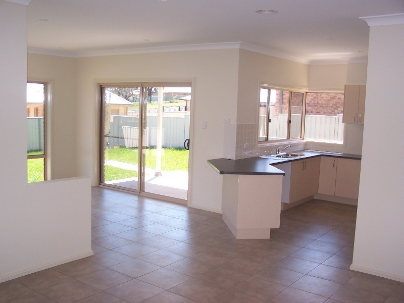 3 Bert Whiteley Place, Orange NSW 2800