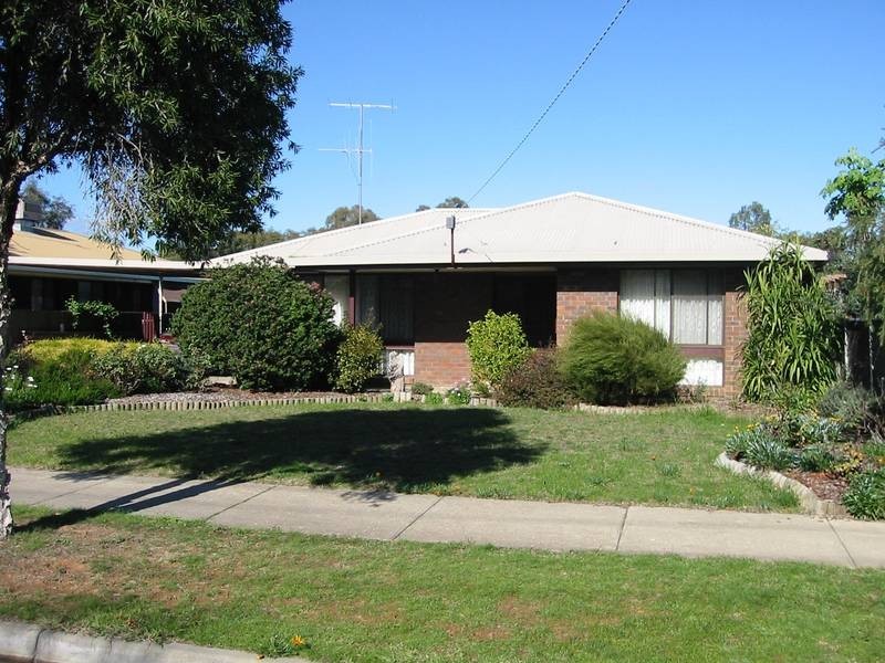 8 Peter Ave, Tatura VIC 3616