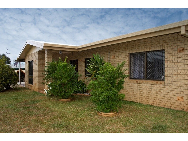 19 Holly Street, Mooroobool QLD 4870