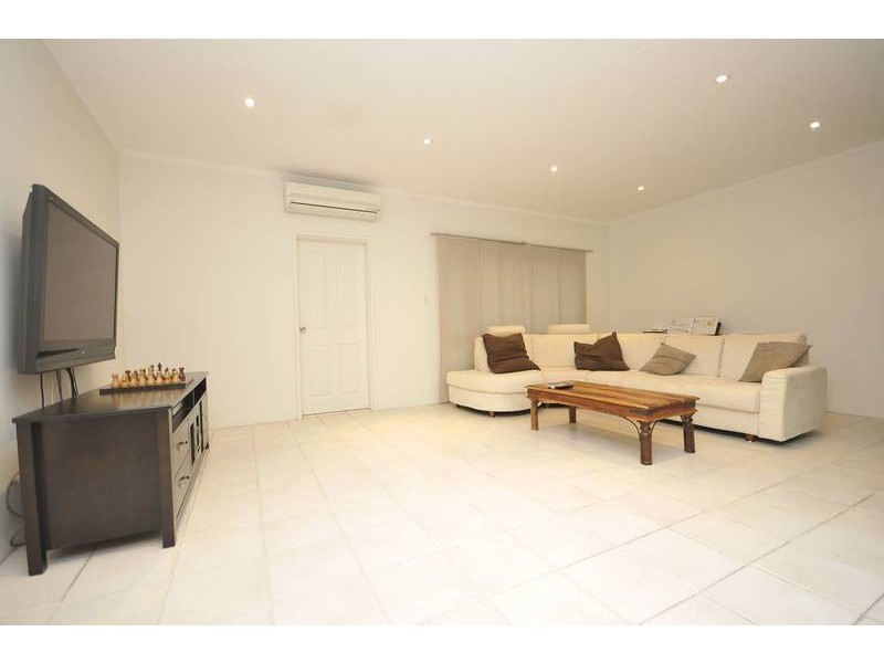 17 Griffiths Street, Manoora QLD 4870