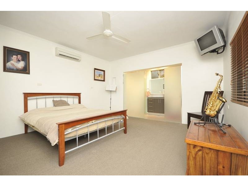 17 Griffiths Street, Manoora QLD 4870