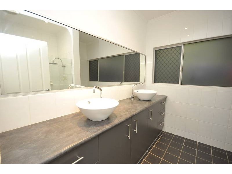 17 Griffiths Street, Manoora QLD 4870