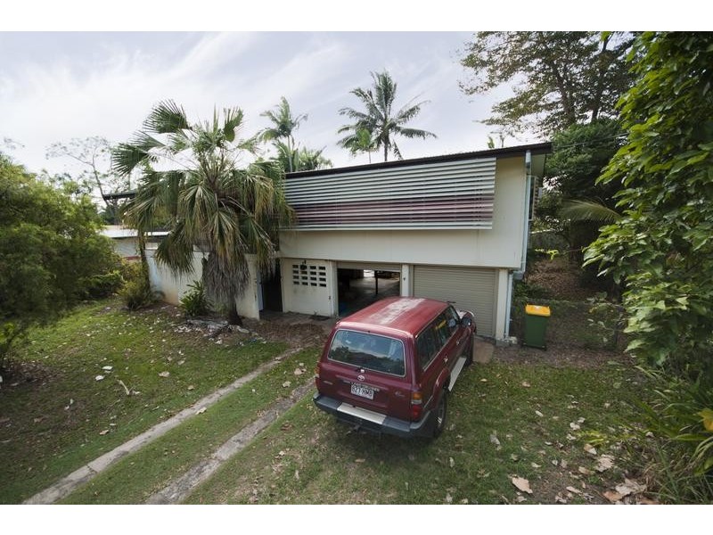 4 Jacaranda Street, Holloways Beach QLD 4878