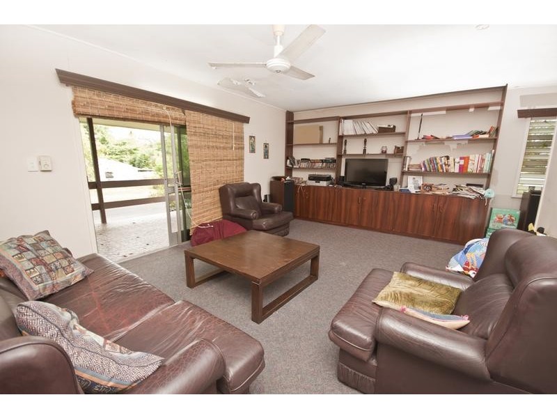 4 Jacaranda Street, Holloways Beach QLD 4878