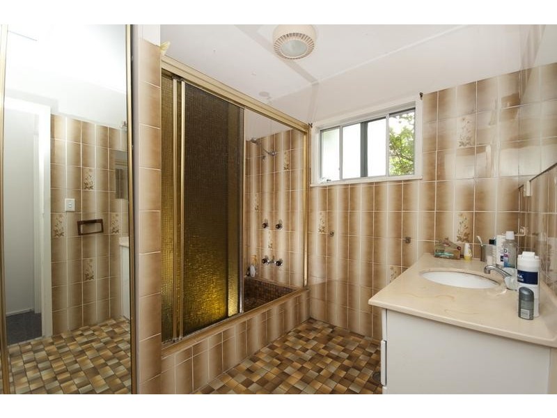 4 Jacaranda Street, Holloways Beach QLD 4878