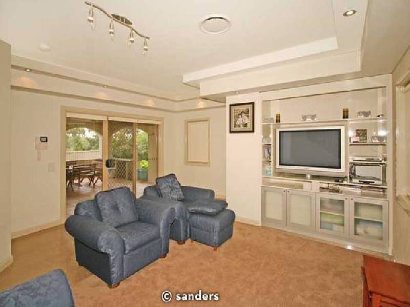 10 Illinga Place, Lugarno NSW 2210