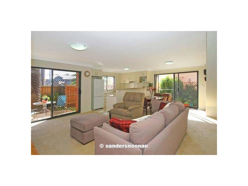 2/25-27 Henry Lawson Drive, Peakhurst NSW 2210