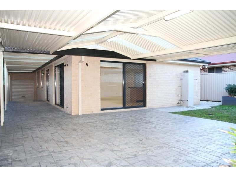 25 Ferraro Crescent, West Hoxton NSW 2171