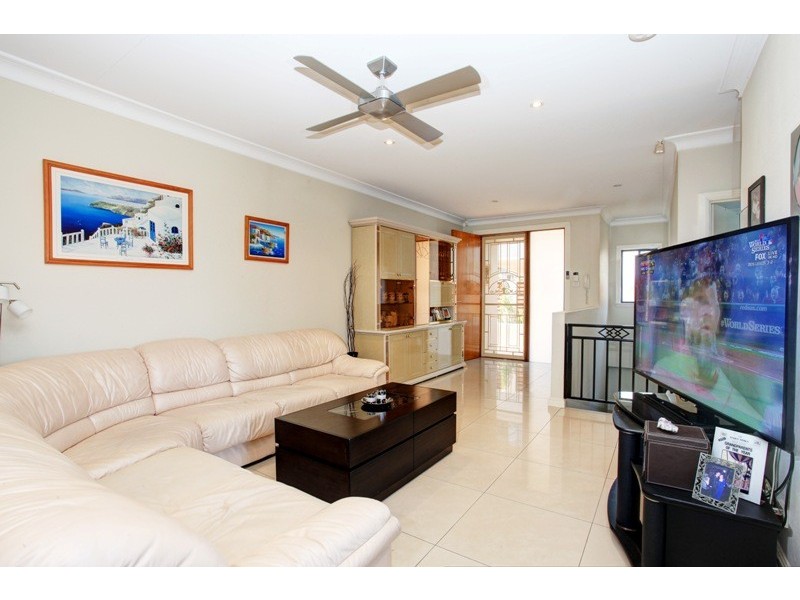 2/7 Farnham Avenue, Roselands NSW 2196