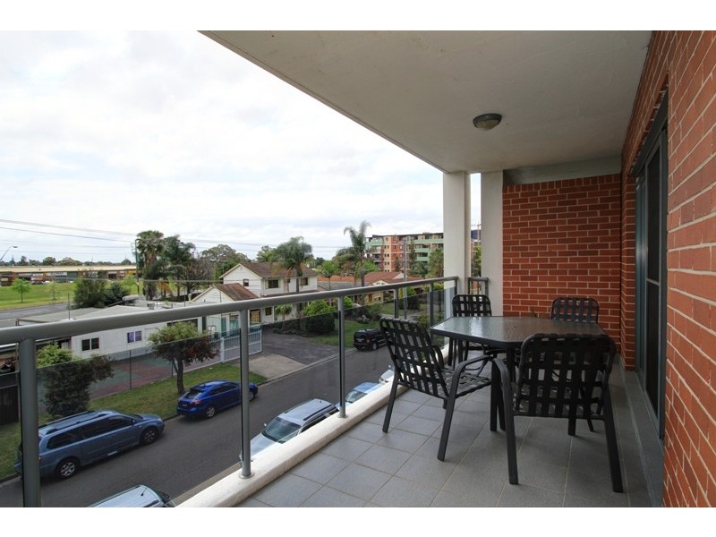 13/2 Castlereagh Street, Liverpool NSW 2170