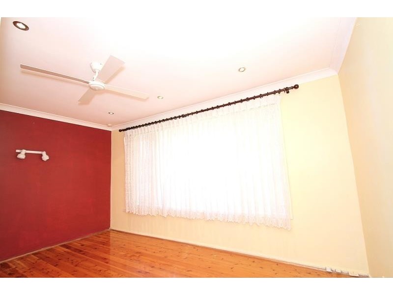 8 Rigo Place, Glenfield NSW 2167