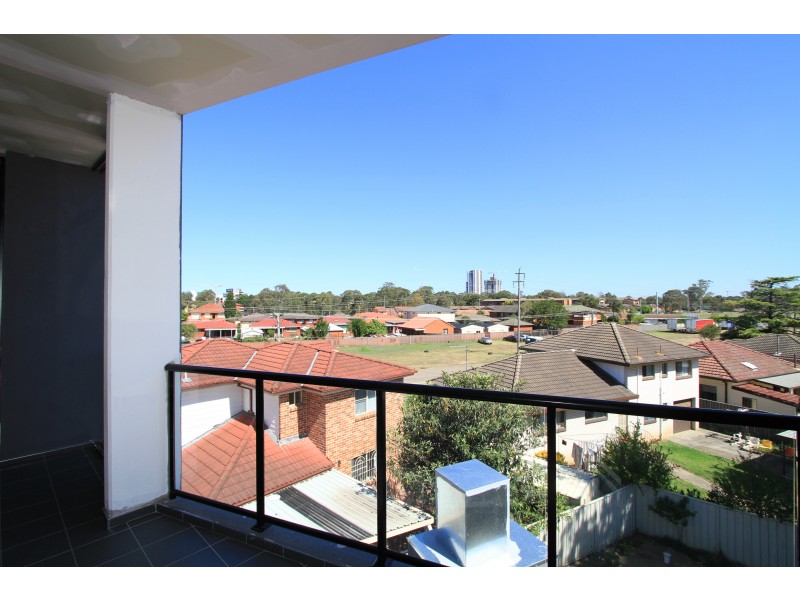 5/4 Mayberry Crescent, Liverpool NSW 2170
