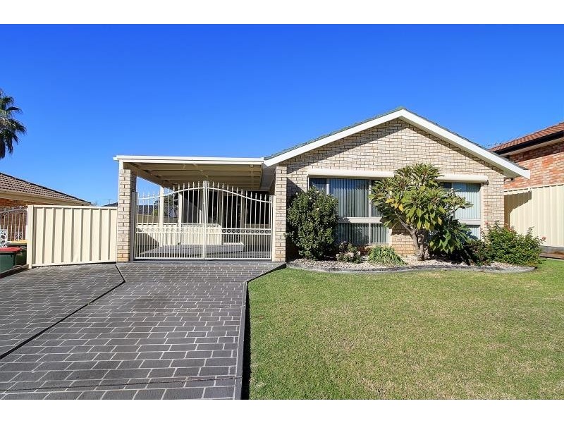 15 Holman Place, St Helens Park NSW 2560