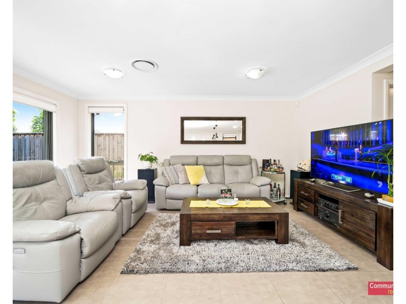 11 Sovereign Circuit, Glenfield NSW 2167