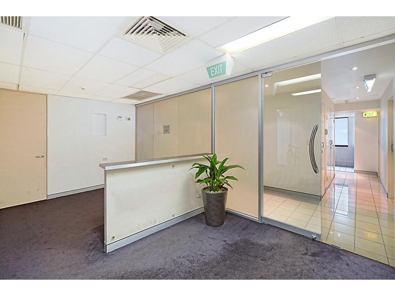 33 Elkhorn Avenue, Surfers Paradise QLD 4217