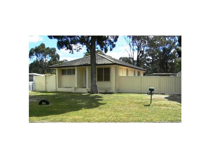 24 Lucena Crescent, Lethbridge Park NSW 2770